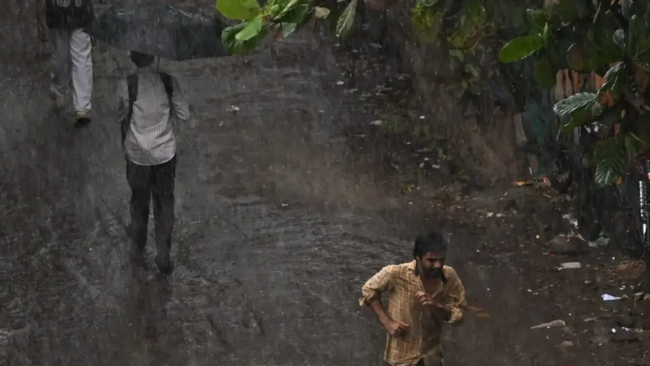 IN PHOTOS: Sudden downpour lashes parts of Mumbai Dadar and Parel were among the areas in Mumbai to receive sudden heavy showers. Pics/Sameer Abedi