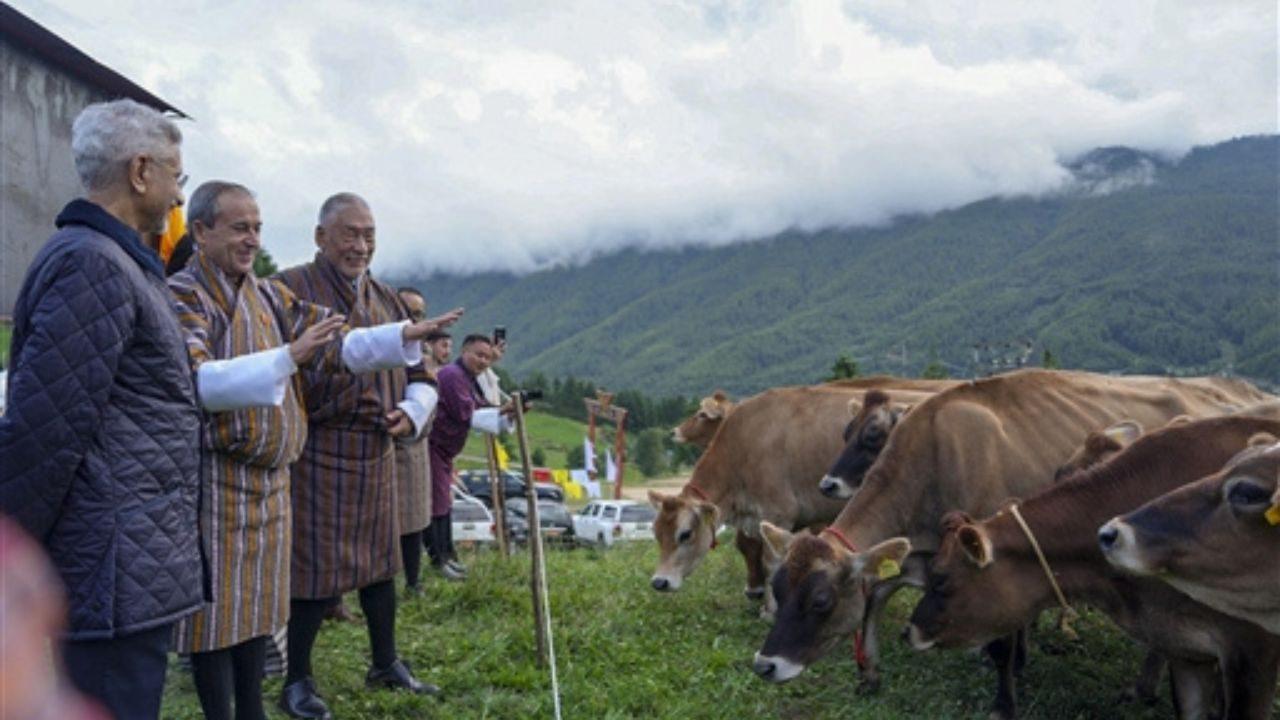 Jaishankar visits the National Cattle Breeding Centre in Bumthang and hands over 43 pureline Jersey cows from India for Bhutan’s dairy cattle breeding programme