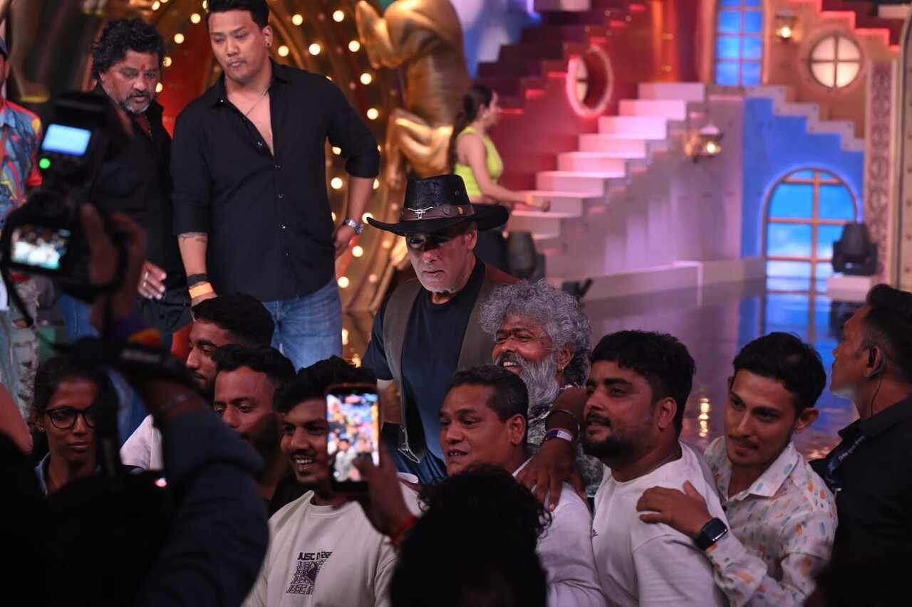 Salman was also seen posing with the paps and photographers on the new set at the premiere.