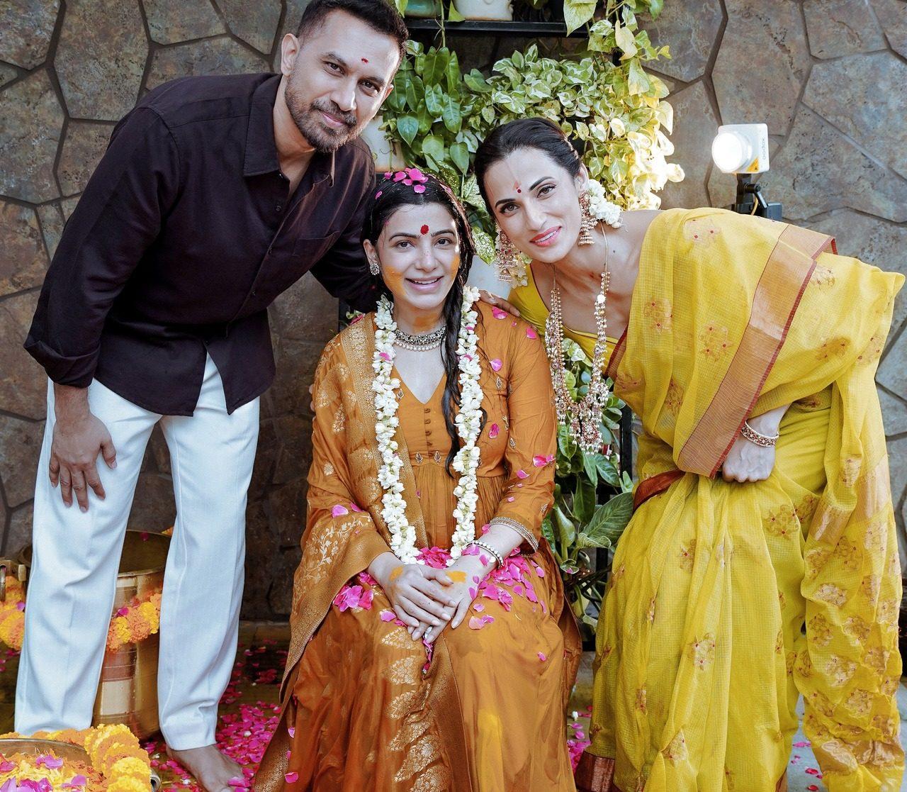 Raj, too joined Shilpa as she posed with the mom-to-be during the ceremony.