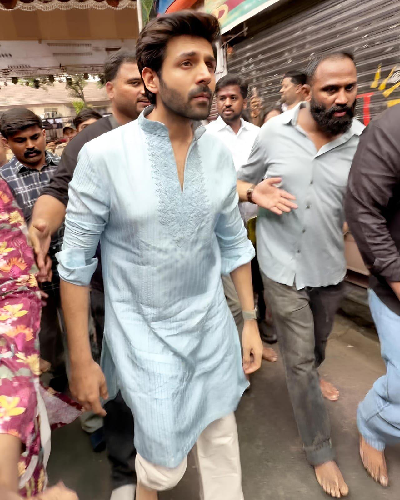 National-Award winning actor Kartik Aaryan was spotted visiting Mumbai's iconic Lalbaugcha Raja pandal to seek Lord Bappa's blessings