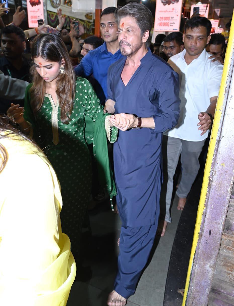 Bollywood superstar Shah Rukh Khan offered prayers at Mumbai's famous Lalbaugcha Raja, looking stylish in a blue kurta. Bollywood superstar Shah Rukh Khan offered prayers at Mumbai's famous Lalbaugcha Raja, looking stylish in a blue kurta.