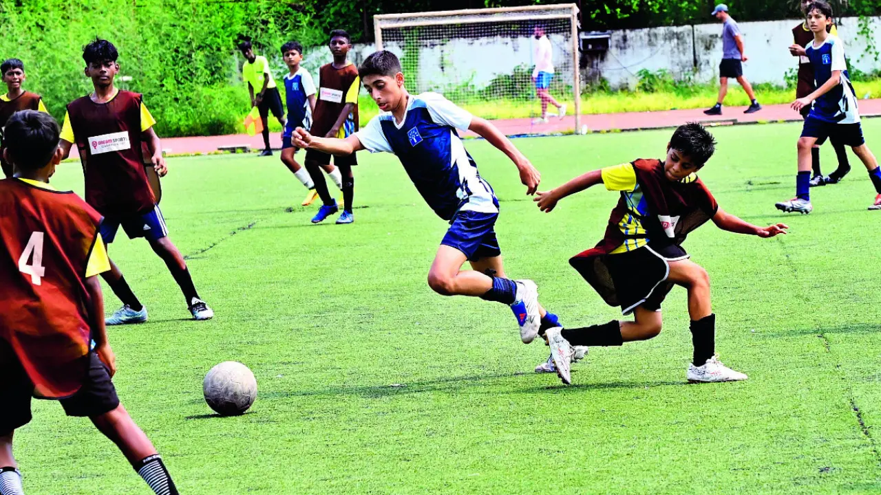 Podar rout St Francis 5-0 Podar’s Rishaan Kapur (blue) dribbles past a St Francis defender. Pic/Sayyed Sameer Abedi