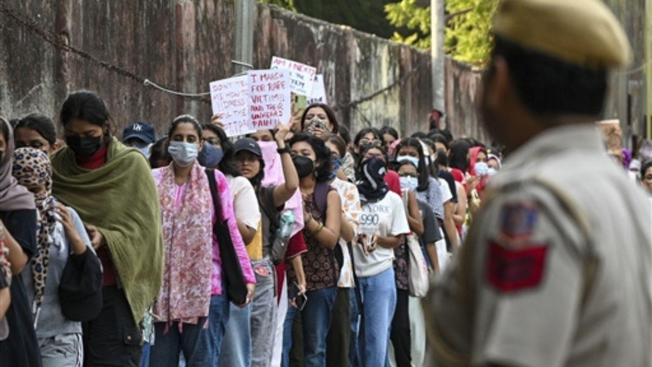 In a shocking incident, a 17-year-old girl was gang-raped by three men posing as cops at a park near Delhi's Kalkaji Mandir. According to the officials, the girl and her friend went to Kalkaji Mandir around 7 pm on Monday In a shocking incident, a 17-year-old girl was gang-raped by three men posing as cops at a park near Delhi's Kalkaji Mandir. According to the officials, the girl and her friend went to Kalkaji Mandir around 7 pm on Monday