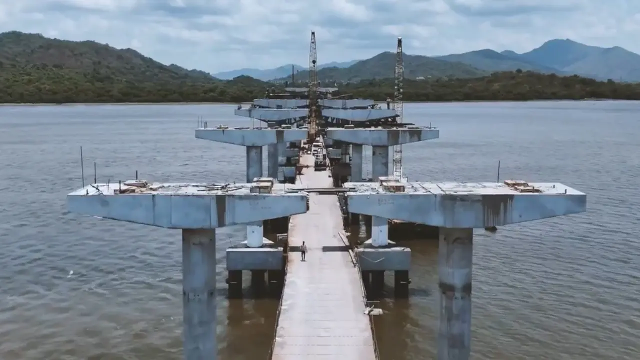 Gaimukh-Payegaon Bridge: Creek piling crosses 95 per cent as ambitious Thane project advances The new creek bridge is expected to bypass this section, providing a more direct route for both commuters and freight traffic. Pic/videograb from X