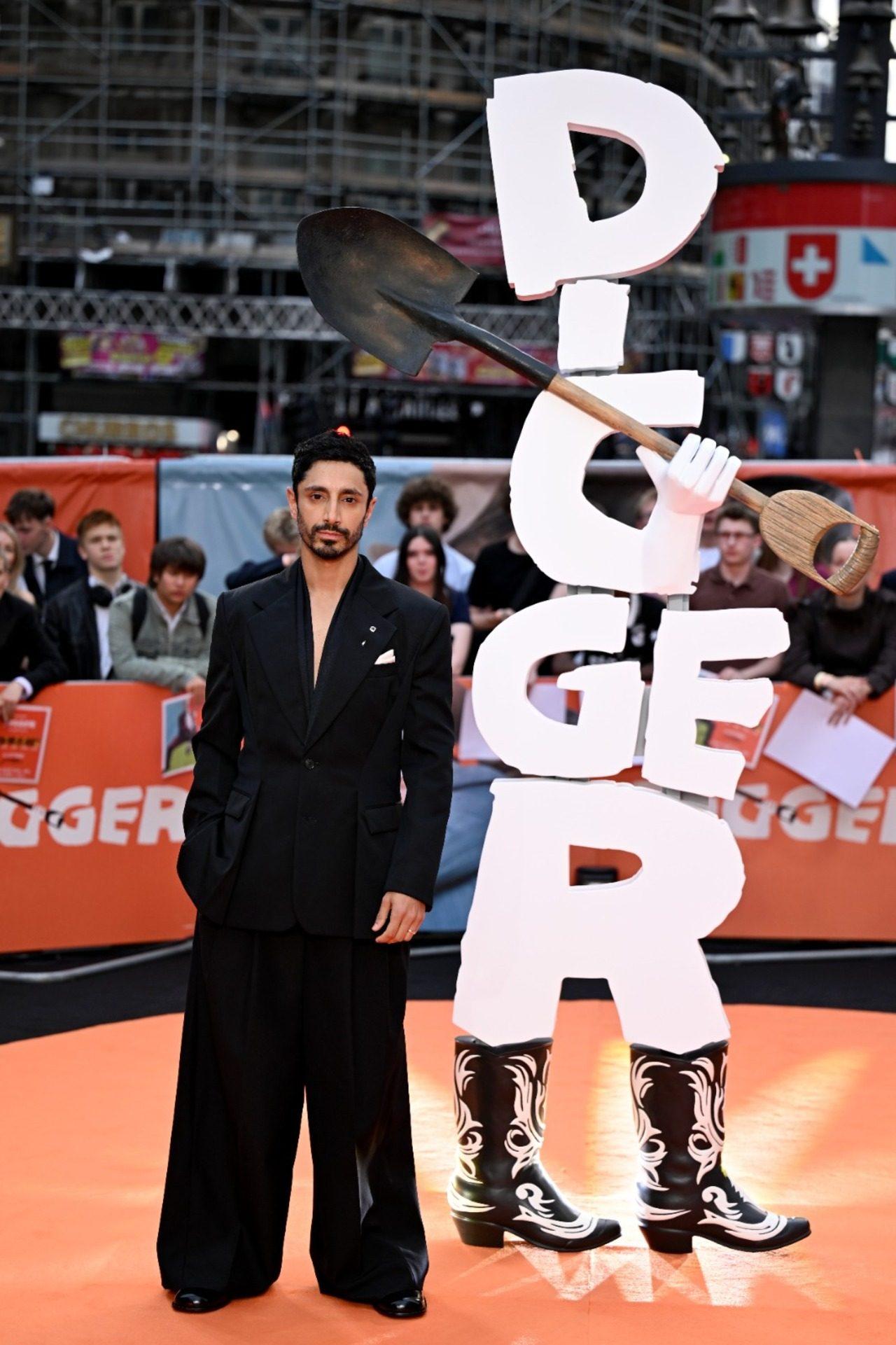Riz Ahmed adds his own touch to the dress code, he keeps it all black but skips the tuxedo Riz Ahmed adds his own touch to the dress code, he keeps it all black but skips the tuxedo
