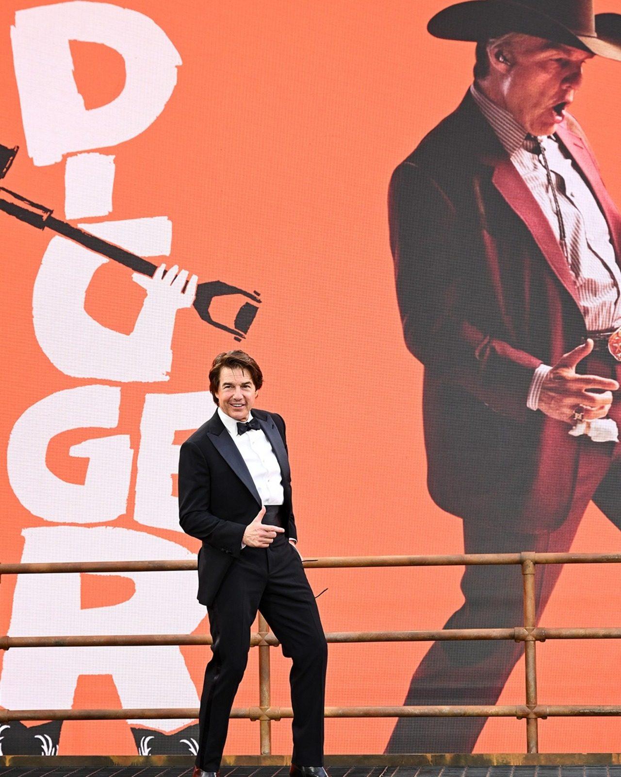 A black tuxedo and an iconic pose, Tom Cruise is surely stealing all the spotlight at the World premiere A black tuxedo and an iconic pose, Tom Cruise is surely stealing all the spotlight at the World premiere
