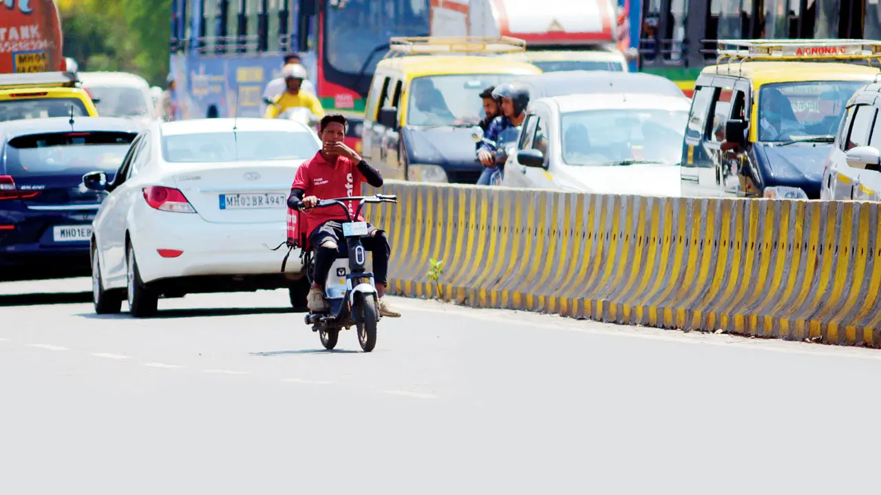 Wrong-side driving crackdown: Mumbai Traffic Police register 343 FIRs in 22 days A delivery agent rides in the path of vehicles heading towards the island city on the southbound carriageway of the Mahim Causeway. File pic