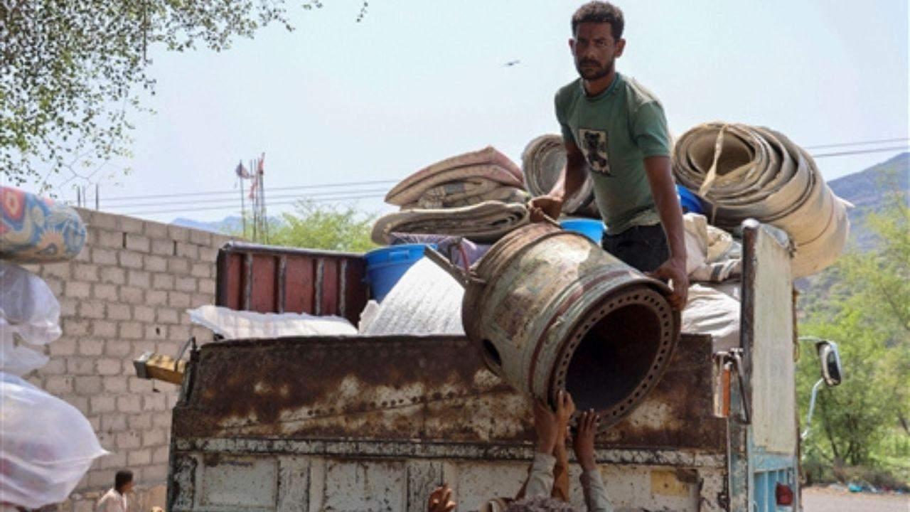 Internally displaced Yemenis drive towards the al-Kadah area of Taiz Governorate after fleeing their homes amid renewed clashes between government forces and Houthi rebels