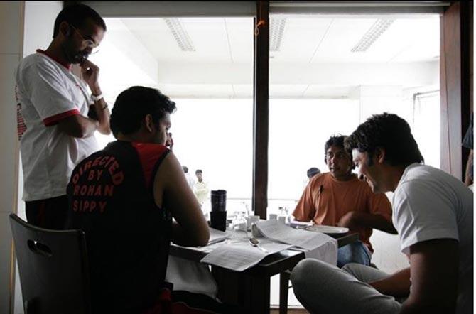 This one's from the sets of Bluffmaster. Abhishek Bachchan and Riteish Deshmukh are rehearsing the scene where his character - Roy starts to explain the art of the con to Dittu.