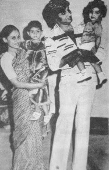 Jaya Bachchan and Amitabh Bachchan with kids Abhishek Bachchan and Shweta Bachchan.