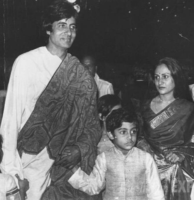 Aww! Daddy Amitabh Bachchan holds his son Abhishek Bachchan's hands, while pretty lady Jaya Bachchan is all decked up, perhaps for some special function.