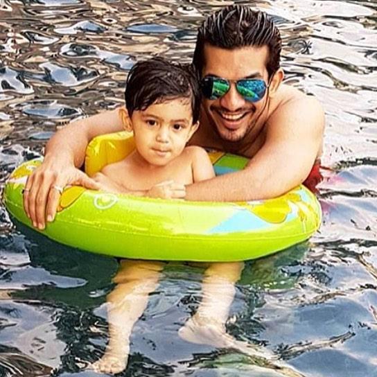 Having started his career with the show Kartika in 2004, and then progressing to shows such as Miley Jab Hum Tum, Pardes Mein Hai Mera Dil, Ishq Mein Marjawan, Arjun Bijlani is now one of the most popular actors in the Television industry.