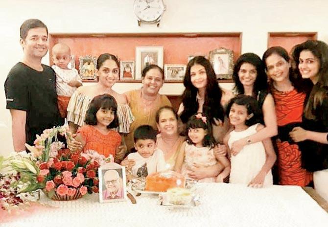 Aishwarya Rai Bachchan's mother Vrinda celebrated her birthday with the entire family. In this picture, we see, Aishwarya with her mom, daughter Aaradhya, brother Aditya and other family members.