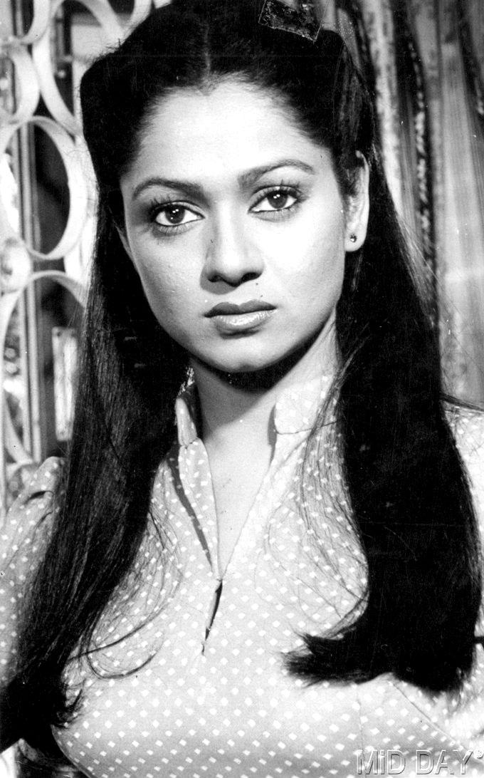 Known for her roles in acclaimed movies like Chitchor and Gopal Krishna, that's yesteryear actress Zarina Wahab. Doesn't she look beautiful in this classic image?
