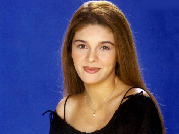 Raageshwari Loomba: Indian pop singer Raageshwari has acted in quite a few Hindi films, viz., Mumbai Se Aaya Mera Dost (2003), Tum Jiyo Hazaron Saal (2002), Hum Saath Saath Hain (1998), Main Khiladi Tu Anari (1994), Aankhen and many others.