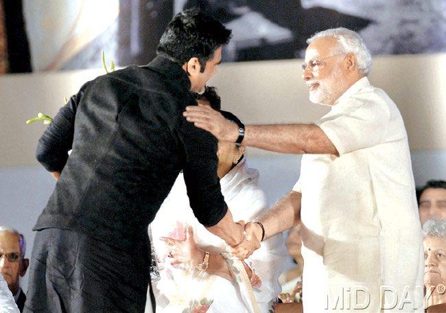 Actor Suniel Shetty gets a pat on his back from PM Narendra Modi at the event held in Mumbai. Pic/Rane Ashish