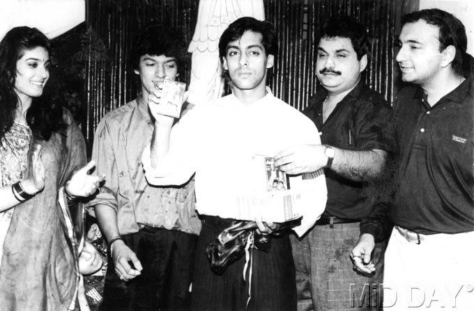 Salman Khan at an event. To his left is the late Aadesh Shrivastav, (extreme left) Raveena Tandon, (right) producer Ramesh Taurani and at the extreme right is TV actor and producer Vivek Vaswani. Salman Khan has worked with Raveena in two films - Patthar Ke Phool and Andaz Apna Apna.