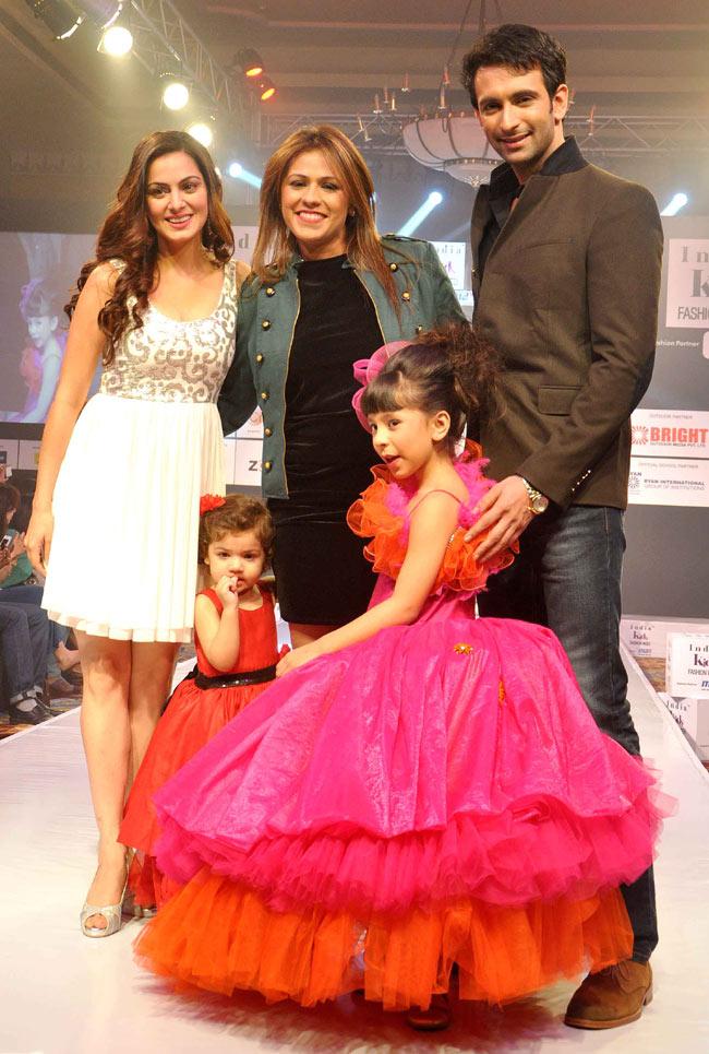 Nandish Sandhu poses with designer Kanchan Bawa and Shraddha Arya