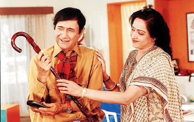 Dev Anand and Hema Malini clicked in a candid moment. The duo has worked together in films such as Chhupa Rustam, Shareef Budmaash, Johny Mera Naam, Amir Garib, Joshila.