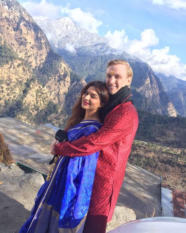 Aashka Goradia and Brent Goble: The couple tied the knot in December 2017 in Aashka's hometown Ahmedabad. Brent, born in Colorado, USA, is a weapons safety instructor. Aashka met Brent at an event in the USA.