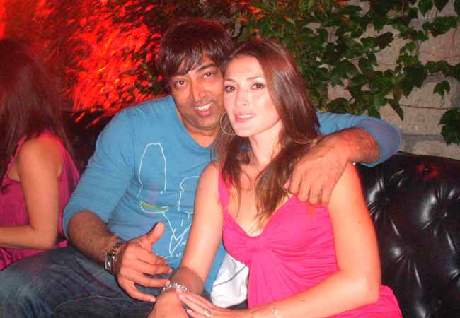 Vindu Dara Singh and Dina Umarova: After a failed marriage with actress Farha Naaz (actress Tabu's sister), Vindu fell in love with Russian model Dina Umarova. They tied the knot and have a daughter Amelia.