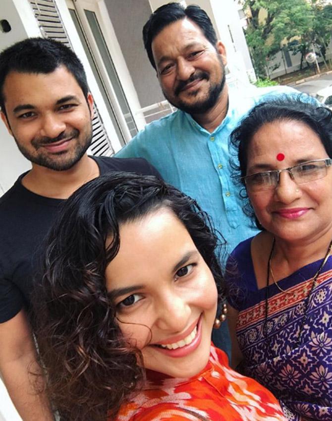 Chitrashi Rawat clicks a selfie with her parents Tirath Singh Rawat and Yashoda Rawat, and brother.
