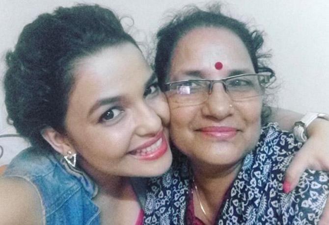 Chitrashi Rawat clicks a selfie with her mother Yashoda Rawat.