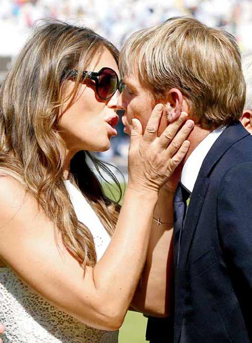 Shane Warne and Elizabeth Hurley: Warne has had numerous flings over the years, and his affair with the English model-actress was an on-off thing. They split, only to come back together again and were engaged. Later in 2013, the couple called it off but remain friends.