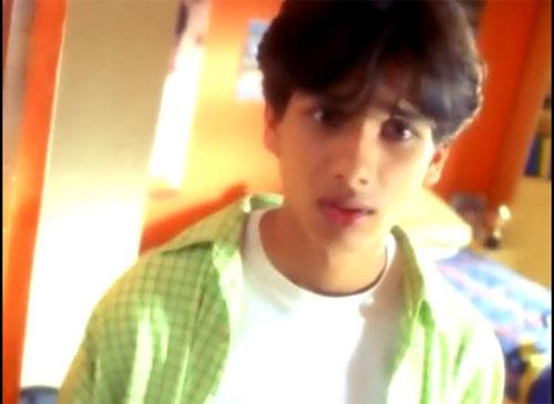 Aankhon Mein Tera Hi Chehra (Aryans): Yes, that is a very young Shahid Kapoor featuring in the extremely popular music video from Aryans. While the Aryans have disappeared, Shahid has gone on to become a moderately successful Bollywood star.