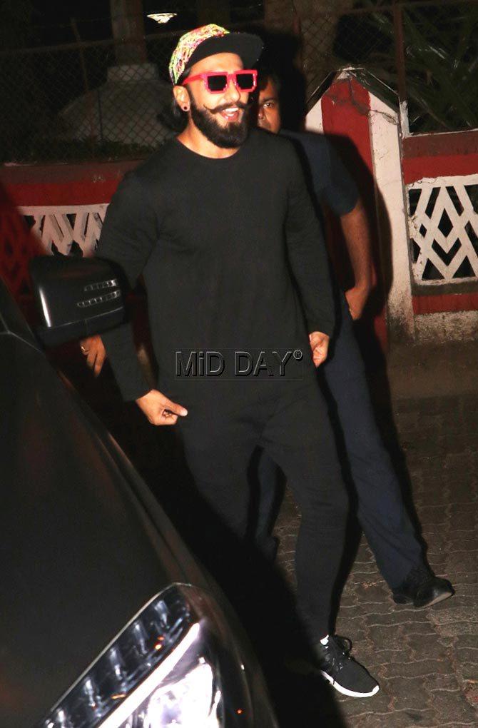 All dressed in black, Ranveer Singh is resembling a modern-day magician