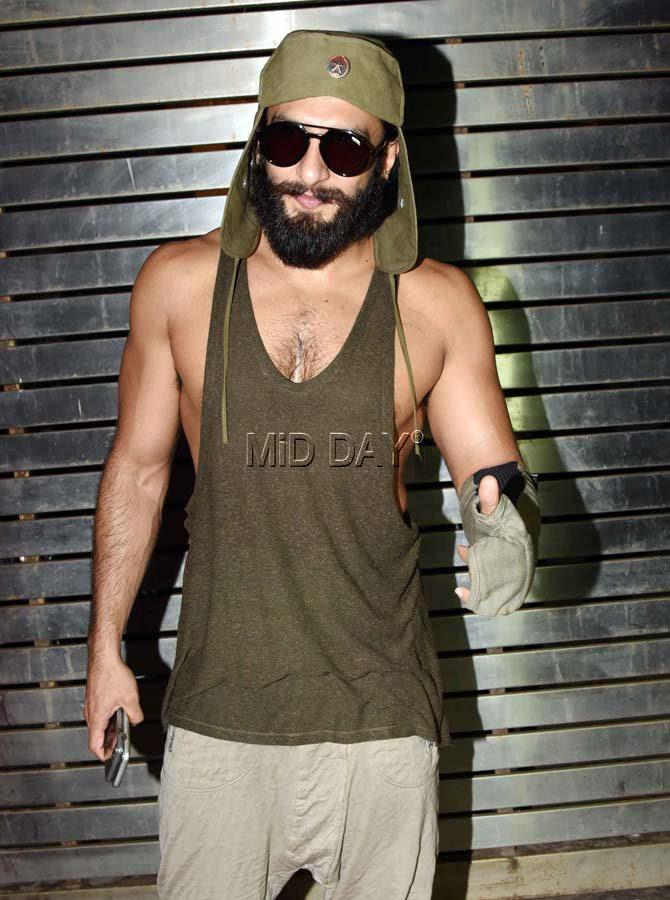 We like the 'rad' vibe Ranveer Singh is giving in this outfit