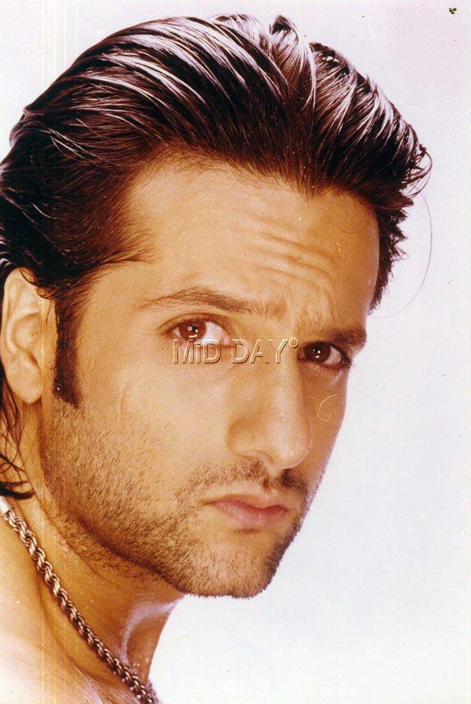 Fardeen Khan is the nephew of Bollywood actors Sanjay Khan and Akbar Khan. His uncle Sanjay was a popular actor in the 1960s and 1970s and went on to famously portraying Tipu Sultan in a 1990s television series. Actors Zayed Khan, Hrithik Roshan's ex-wife Sussanne Khan and jewellery designer Farah Khan Ali are Fardeen's cousins.