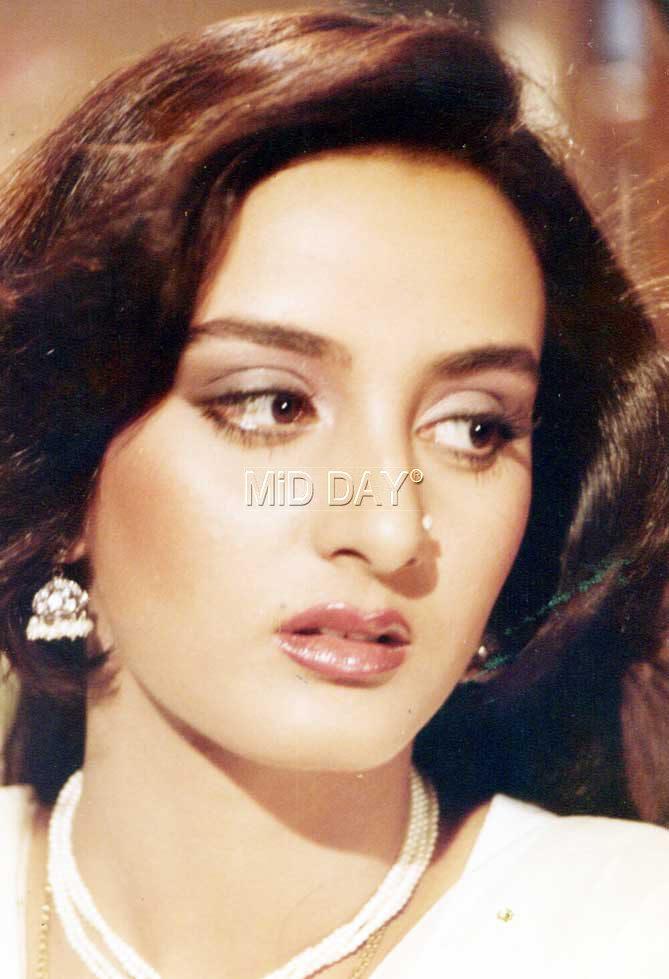Farha Naaz was part of many hit films like Naseeb Apna Apna (1986), Imaandaar (1987), Hamara Khandaan (1987), Naqab (1989), Yateem (1988), Baap Numbri Beta Dus Numbri (1990), Begunaah (1991), Bhai Ho To Aisa (1995) and Sautela Bhai (1996).