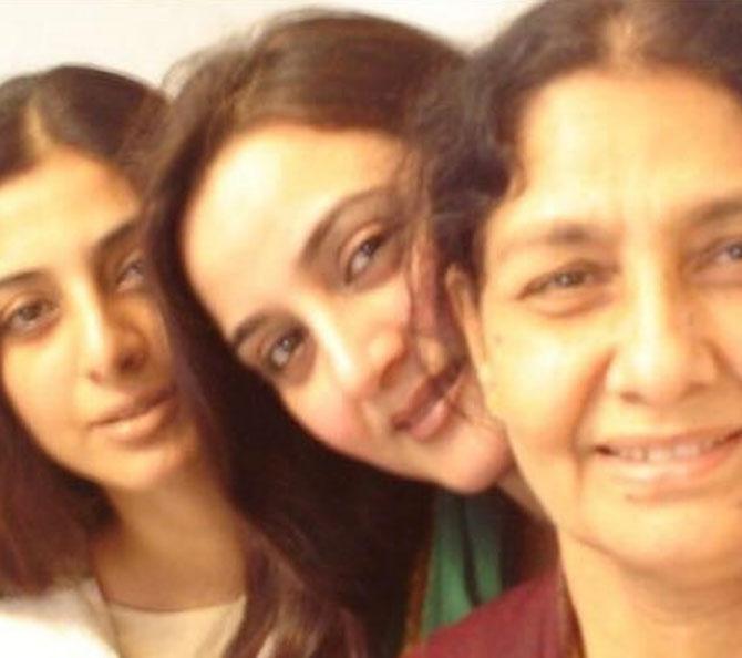 Farha Naaz with her mother Rizwana and sister Tabu. Don`t they make a terrific trio? Farha Naaz with her mother Rizwana and sister Tabu. Don`t they make a terrific trio?