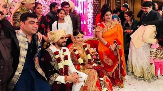 In 2018, Gaurav Chopra took the industry by surprise when he secretly tied the knot with longtime girlfriend Hitisha Cheranda in New Delhi on February 19, 2018. With no buzz around his marriage, he succeeded in keeping his nuptials a hush-hush affair, with only family and close pals in attendance. This is one of the few pictures of Gaurav Chopra and his bride Hitisha Cheranda that had gone viral on social media.
