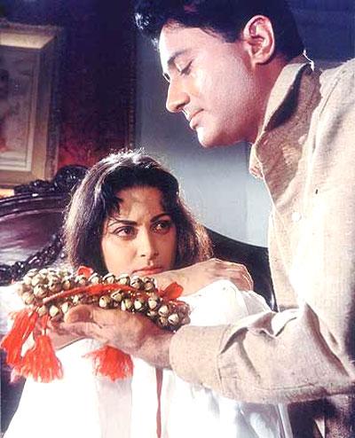 Guide: Waheeda Rehman won the Filmfare Best Actress Award for her role of Rosie Marco/Miss Nalini in this film. Rosie's background of being a prostitute's daughter causes marital distress and leads her to attempt suicide as her husband disapproves of her dancing career. She then comes across a Guide, Raju (played by Dev Anand) and the two enter into a forbidden relationship