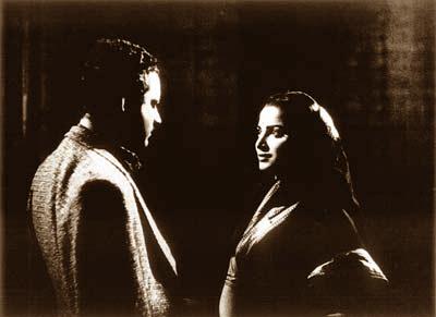 Kaagaz Ke Phool: Another film opposite Guru Dutt, Waheeda Rehman recreated the magic on screen with her role of Shanti. Sinha (Guru Dutt) recognises her potential as a star in the making and casts her as Paro in Devdas after which Shanti goes on to become an acclaimed star. Shanti and Suresh come together and their liaison becomes hot debated topic in gossip columns