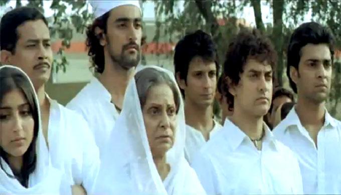 Rang De Basanti: In this Bollywood blockbuster, Waheeda Rehman played the widowed mother of flight Lt. Ajay Rathod (R Madhavan). Following the death of her son in a jet crash due to the callous attitude of corrupt defence minister, the mother (Waheeda Rehman) joins the peaceful protest at India Gate where she gets severely hurt and slips into a coma.