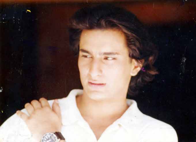 On the work front, Saif made his debut in the multi-starrer Parampara (1992), which tanked at the box office in spite of it being a Yash Chopra film. His first film as a solo hero Aashiq Awaara (1993) was also a major flop, but Saif did walk away with a Best Male Debut award for the same