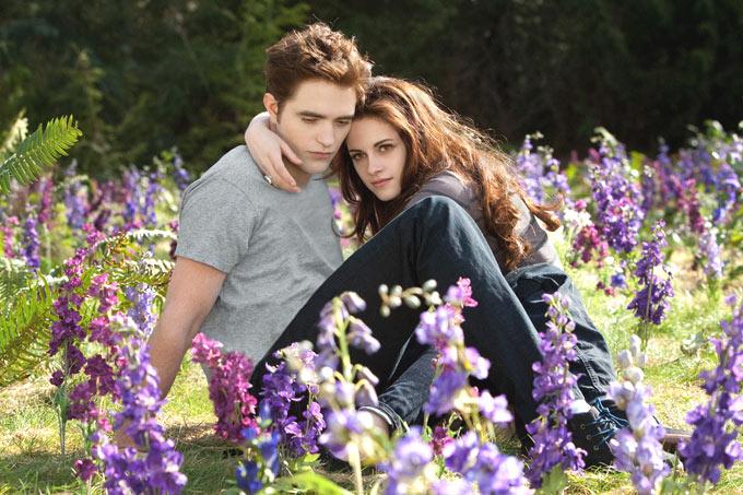 Robert Pattinson and Kristen Stewart: The duo got close to each other while sharing screen space in Twilight in 2008. Ever since then they were romantically linked. They broke up briefly after Kristen was caught cheating on him, she was photographed kissing director Rupert Sanders. The reconciliation did not last long though, as Pattinson decided to call it quits.