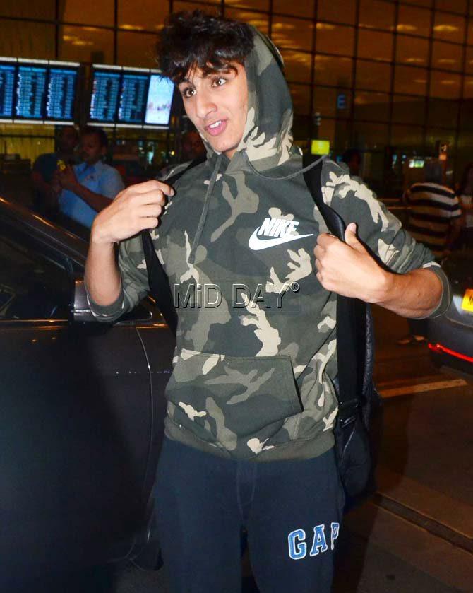 Ibrahim Ali Khan opts for a casual look and wears a hoodie. He was clicked at the Mumbai airport while heading to London.