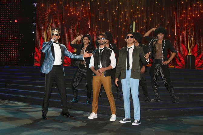 Ranveer Singh on stage with Shahid Kapoor and Farhan Akhtar