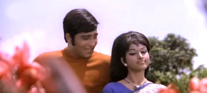 Hum Tum Aur Woh: The 1971 film 'Hum Tum Aur Woh', was Vinod Khanna's first film as a solo lead. Also starring, Bharti and Aruna Irani in pivotal characters, the film's success was instrumental in him bagging romantic roles. All pics/YouTube