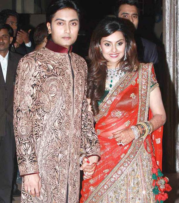 Honey Bhagnani: She is married to Dheeraj Deshmukh, the younger brother of actor Riteish Deshmukh. Honey belongs to a Bollywood family. She is the daughter of producer Vashu Bhagnani and sister of actor Jackky Bhagnani.