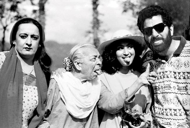 Zohra came back to India in the 1990s. She was around 80 years old then. While many would have thought she would quit the entertainment world, she was not ready to call it quits. On the small screen, she featured in 'Amma and Family', and bagged roles in big banner movies. In pic: Zohra Sehgal with Dolly Ahluwalia (extreme left) and others at the shoot of the TV serial, Amma and Family (1995-96).