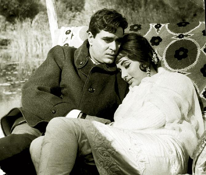Sadhana's on-screen chemistry with Rajendra Kumar was much talked about too. The two actors were great friends off-screen as well.