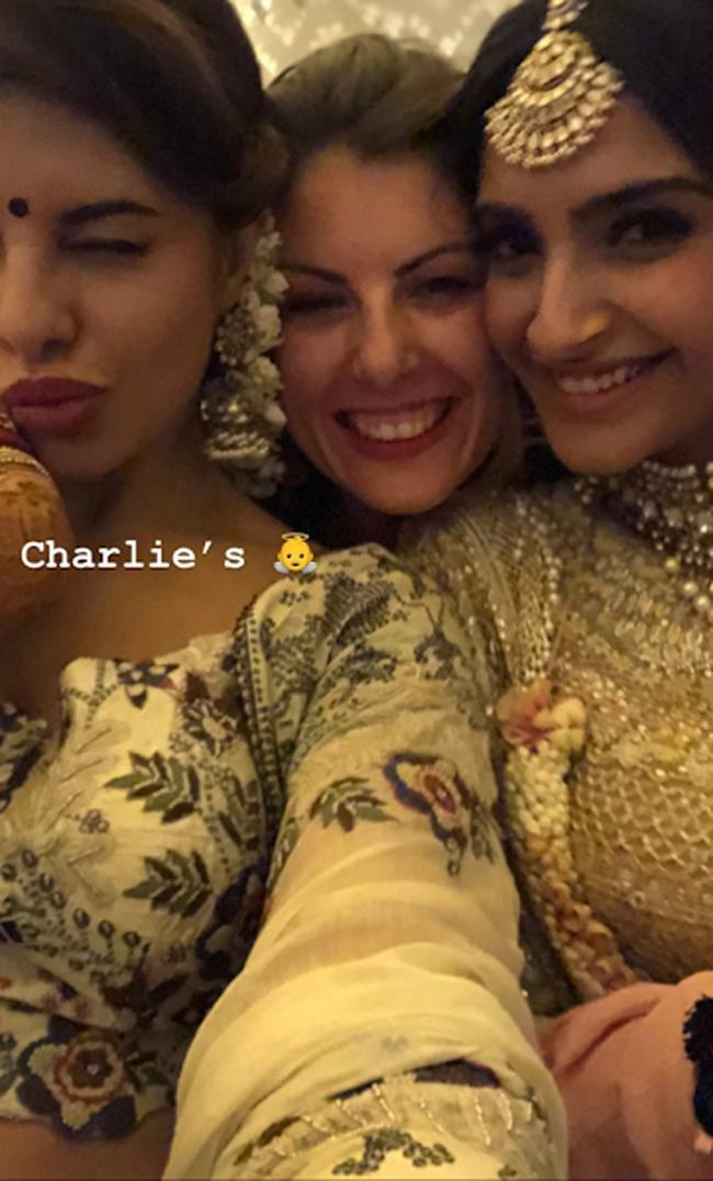 And Jacqueline Fernandez's endless selfie saga continues...