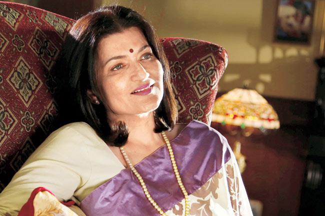 Sarika: Kamal Haasan was still married to his then wife Vani Ganapathy when he got involved in an affair with actress Sarika. After ending his first marriage, he and Sarika were in a live-in relationship. After having her first child, Shruti Haasan, out of wedlock, Sarika reportedly refused to marry Kamal Haasan until she had a second child because she did not want it to be said that one kid was born to married parents while the other was not.