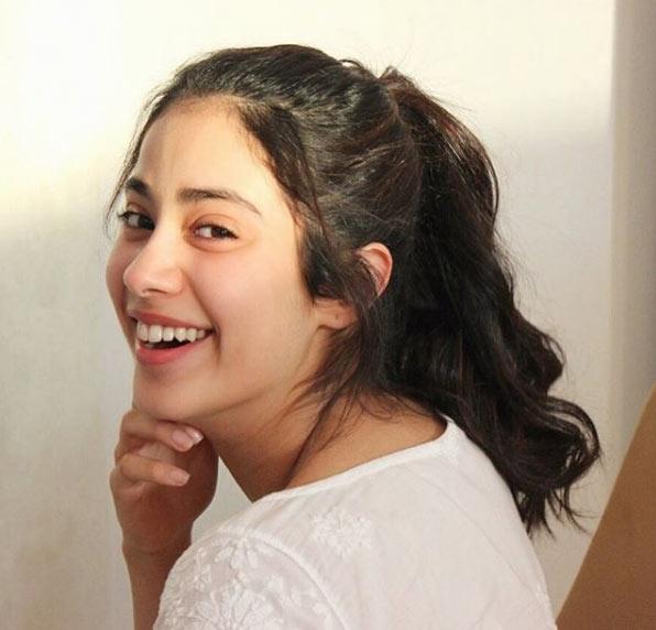 Janhvi Kapoor truly proved that she belongs to a filmi family, who follow the principle of 'The show must go on'.
